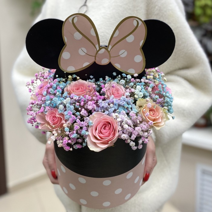 Гипсофила с нежной розой в коробке Микки Маус